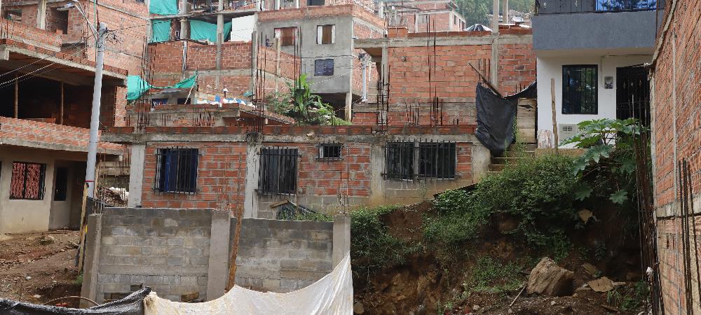 Alcaldía de Medellín rechaza estafa inmobiliaria en Villa Hermosa y anuncia acciones penales contra los responsables 